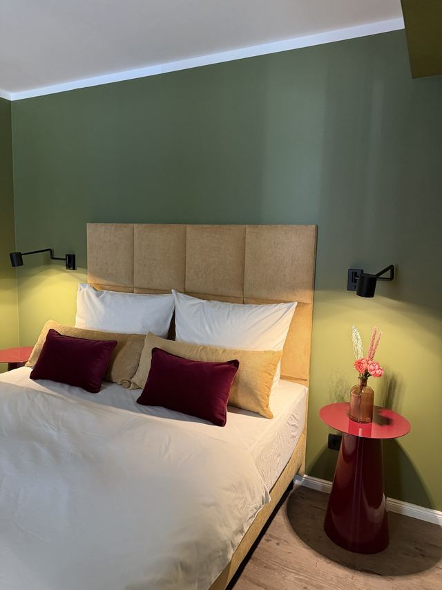 Schlafzimmer mit Doppelbett im Amazing Apartment, Berlin Kollwitzkiez