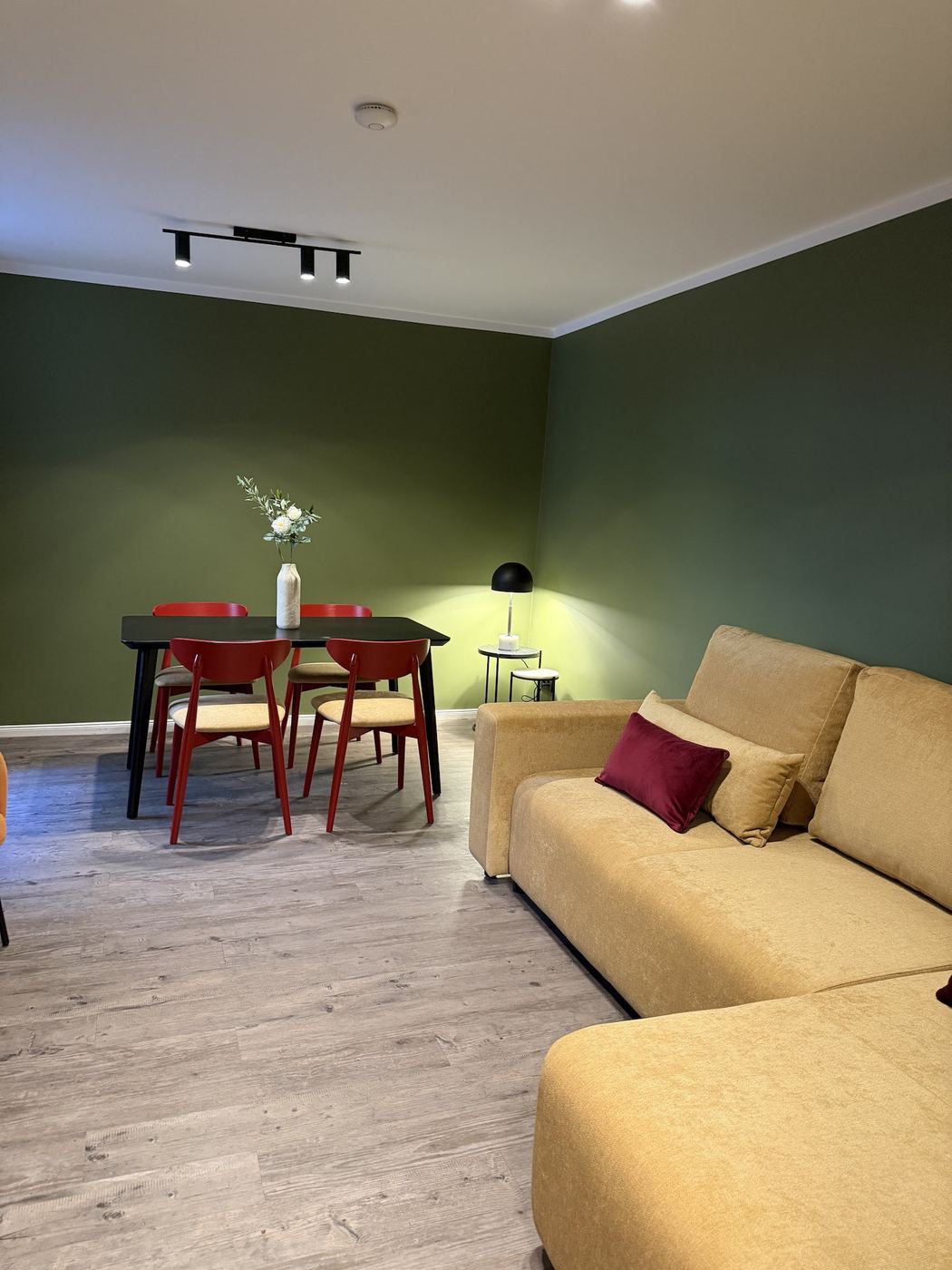 Wohn- und Essbereich mit Sofa im Fantastic Apartment, Ferienwohnung Berlin Prenzlauer Berg